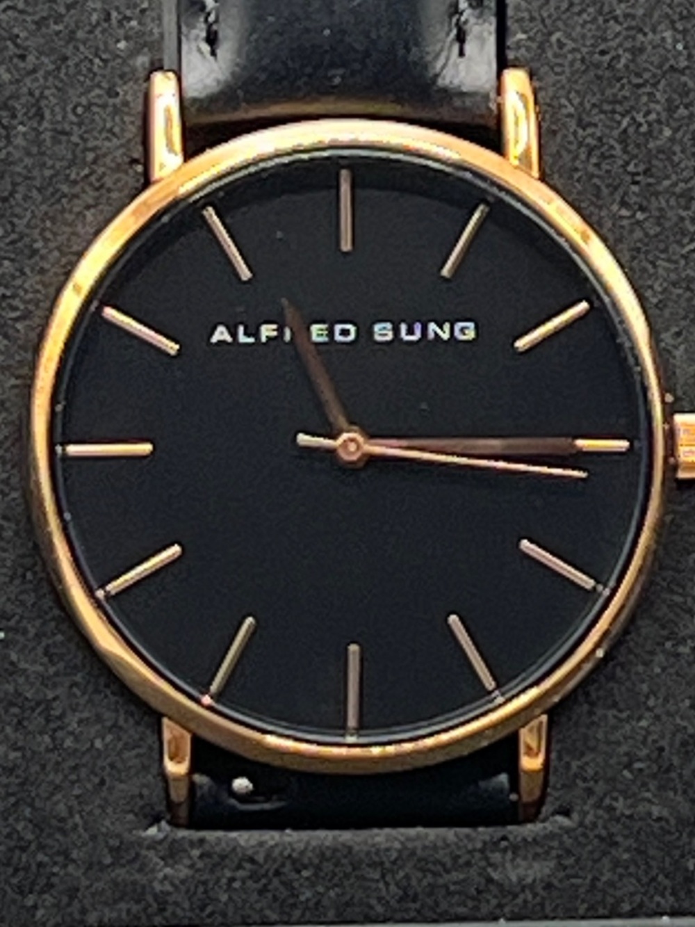 Men’s Authentic Alfred Sung black leather strap watch. Extra band incl. NEW!